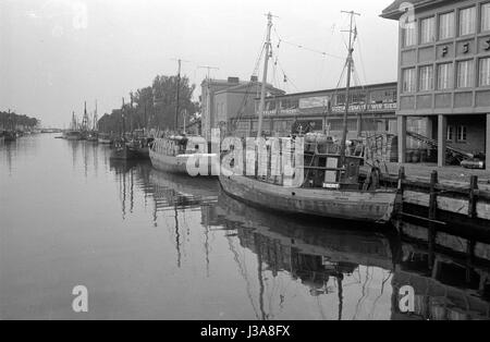 Barche ormeggiate a Rostock, 1963 Foto Stock
