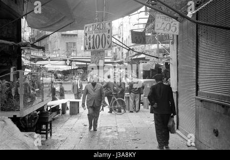 Alley con bancarelle del mercato di Palermo, 1963 Foto Stock