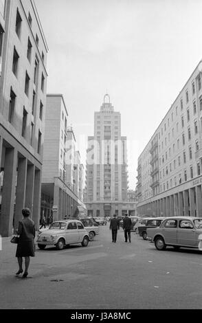 Vista dei grattacieli di una compagnia di assicurazione a Palermo, 1963 Foto Stock