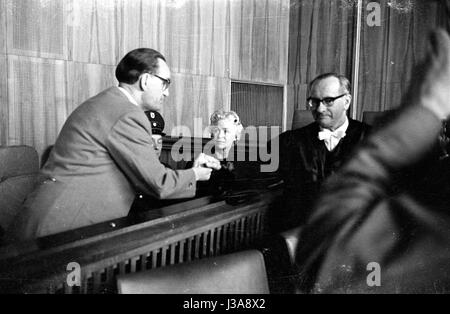 La condanna nel processo Bruehne-Ferbach a Monaco di Baviera, 1962 Foto Stock