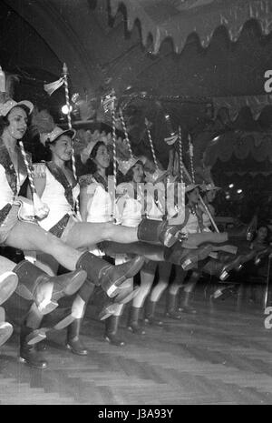 Marciando in del Fasching il principe e la principessa di Monaco di Baviera Narrhalla, 1952 Foto Stock