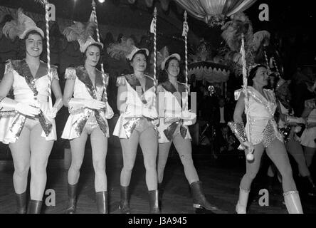 Marciando in del Fasching il principe e la principessa di Monaco di Baviera Narrhalla, 1952 Foto Stock