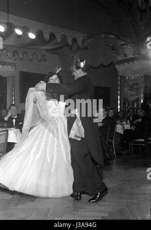 Marciando in del Fasching il principe e la principessa di Monaco di Baviera Narrhalla, 1952 Foto Stock