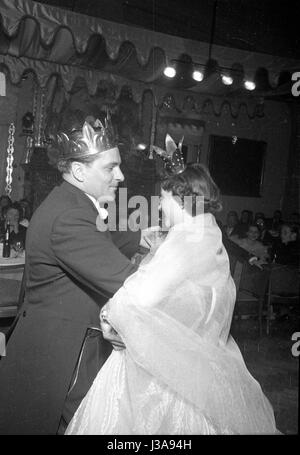 Marciando in del Fasching il principe e la principessa di Monaco di Baviera Narrhalla, 1952 Foto Stock