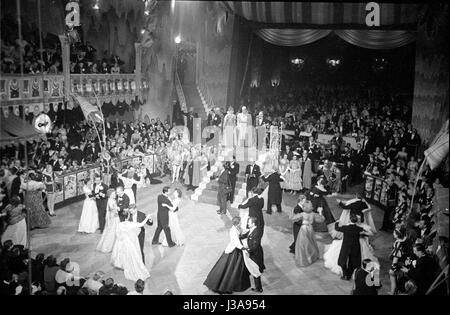 Sfera della pellicola durante il carnevale presso il Deutsches Theater Monaco di Baviera, 1953 Foto Stock