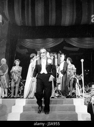 Sfera della pellicola durante il carnevale presso il Deutsches Theater Monaco di Baviera, 1953 Foto Stock