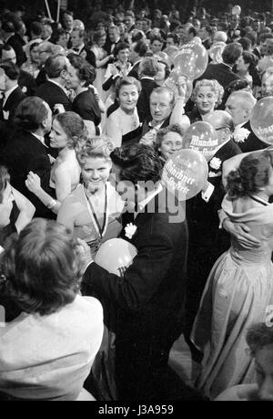 Sfera della pellicola durante il carnevale presso il Deutsches Theater Monaco di Baviera, 1953 Foto Stock