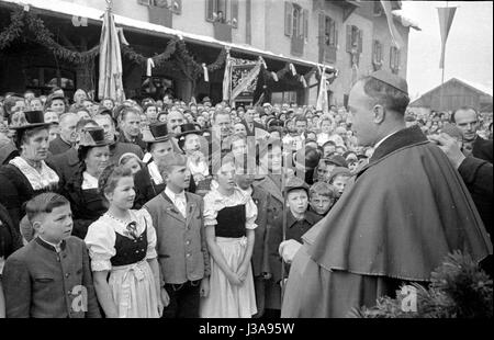 L Arcivescovo Joseph Wendel visite Baviera dopo la sua nomina a Cardinale, 1953 Foto Stock