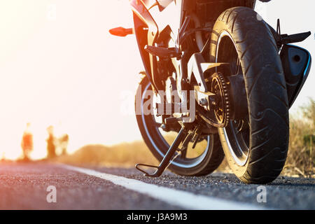 Un moto parcheggio sulla strada sul lato destro e al tramonto, selezionare sfondo di focalizzazione. Foto Stock