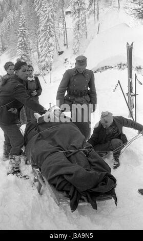 Squadra di salvataggio in Blons dopo la valanga di disaster, 1954 Foto Stock