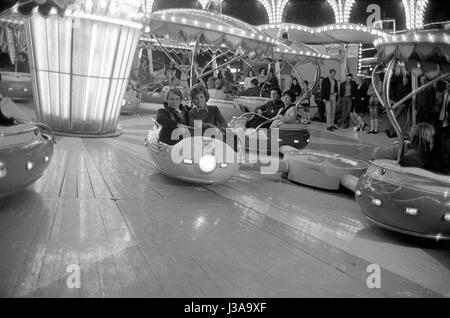Uschi Glas e Fritz Wepper all'Oktoberfest di Monaco di Baviera, 1970 Foto Stock