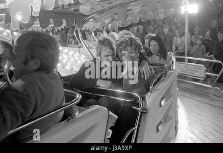 Uschi Glas e Fritz Wepper all'Oktoberfest di Monaco di Baviera, 1970 Foto Stock