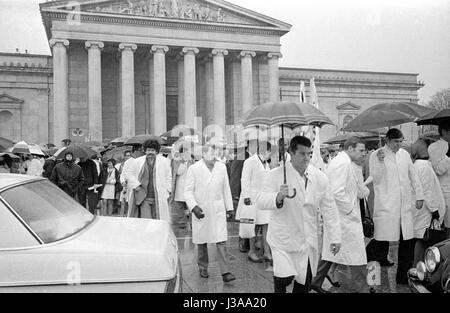 Dimostrazione di medici assistenti sul Koenigsplatz a Monaco di Baviera, 1970 Foto Stock