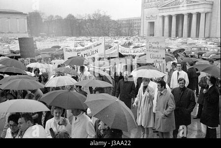 Dimostrazione di medici assistenti sul Koenigsplatz a Monaco di Baviera, 1970 Foto Stock