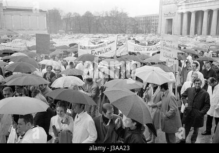 Dimostrazione di medici assistenti sul Koenigsplatz a Monaco di Baviera, 1970 Foto Stock