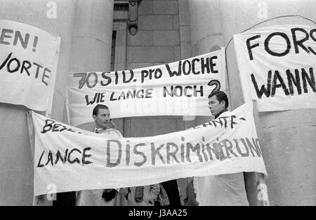 Dimostrazione di medici assistenti sul Koenigsplatz a Monaco di Baviera, 1970 Foto Stock