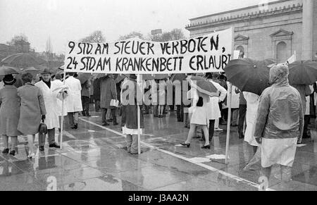 Dimostrazione di medici assistenti sul Koenigsplatz a Monaco di Baviera, 1970 Foto Stock