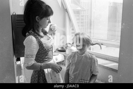 Bambina vestito come Pippi Calzelunghe sorridente Foto stock - Alamy