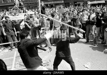 I dimostranti e i sostenitori del Shah a Berlino-schöneberg, 1967 Foto Stock