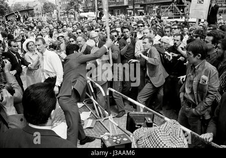 I dimostranti e i sostenitori del Shah a Berlino-schöneberg, 1967 Foto Stock