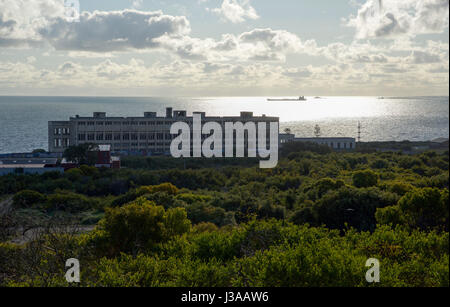 Vista in elevazione da Manning Park bushland oltre l'abbandono della stazione di potenza sul Nord Coogee litorale con l'Oceano Indiano in Australia Occidentale Foto Stock