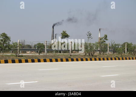 Fumo dei camini dei forni di mattone situato vicino alla superstrada Yamuna collegamento di Delhi con Agra in Uttar Pradesh, India Foto Stock