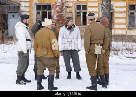 Storico re-enactors preparare per l'inizio della battaglia. Foto Stock