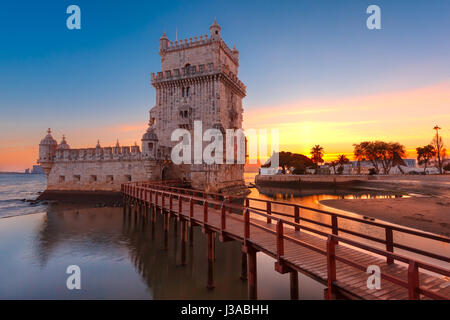 La Torre di Belem a Lisbona al tramonto, Portogallo Foto Stock