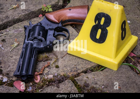 Pistola manuale a una scena del crimine Foto Stock