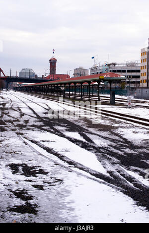 I binari ferroviari con rotaie e traversine, che conduce alla famosa storica stazione ferroviaria nel centro di Portland Oregon con un alta torre centrale Foto Stock