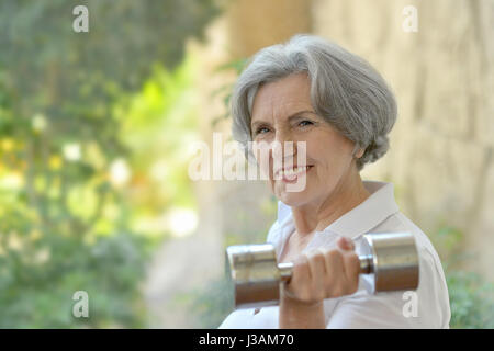 Anziani in sportswear praticare sport Foto Stock