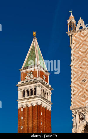 Il Campanile e il Palazzo del Doge di Venezia, Italia Foto Stock