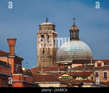 La cupola e il campanile della chiesa di San Geremia a Venezia, Italia Foto Stock