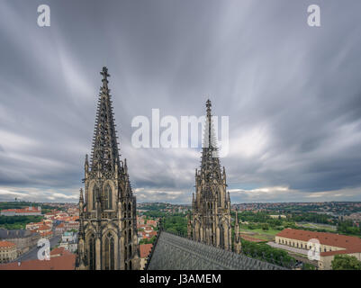 La vista dalla cima della torre della cattedrale di San Vito a Praga, comprese le torri gotiche della Chiesa e di una vista panoramica di Praga. Foto Stock