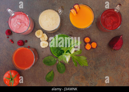 Preparate di fresco frutta e verdura frullati. Vista dall'alto, uno spazio vuoto, superficie rustico Foto Stock