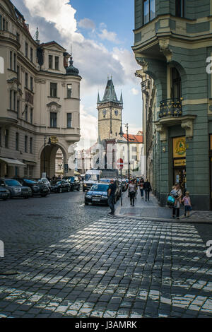 Le persone affollano le strade di Praga con una vista verso la Piazza della Città Vecchia e il Vecchio Municipio e il suo orologio astronomico. Foto Stock