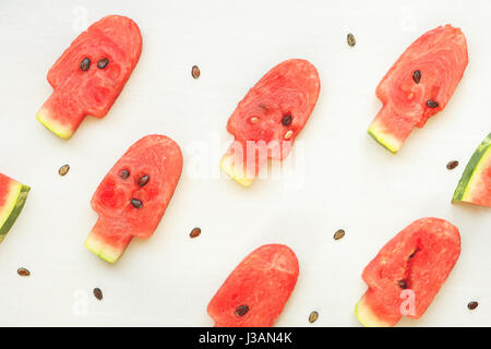 A forma di anguria gelato pop, laici piatta Foto Stock