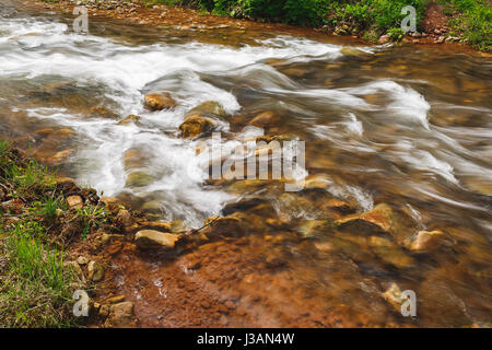 In rapido movimento di acqua di fiume, una lunga esposizione, close up Foto Stock
