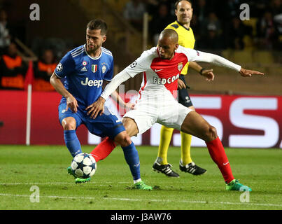 Fontvieille. Il 3 maggio, 2017. Officina Fabinho (R) da Monaco compete con Miralem Pjanic (L) dalla Juventus durante la semifinale prima gamba match di UEFA Champions League in Fontvieille, il Principato di Monaco il 3 maggio 2017. La Juventus ha vinto 2-0. Credito: Serge Haouzi/Xinhua/Alamy Live News Foto Stock