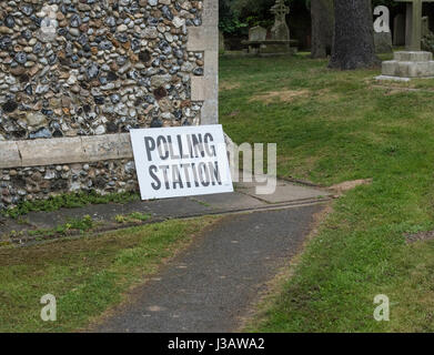 Brentwood Essex, 4 maggio 2017; stazione di polling firmare al di fuori di San Pietro Chiesa sud bene Brentwood, Essex Credit: Ian Davidson/Alamy Live News Foto Stock
