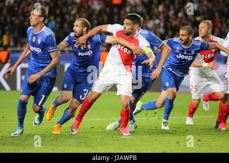 Il Principato di Monaco. 03 Maggio, 2017. Radamel Falcao (come Monaco, centro) durante la prima tappa del Champions League semi-finale tra come il Principato di Monaco e la Juventus FC a Stadio Louis II il Maggio 03, 2017 a Monaco. Risultato finale: Monaco vs Juventus 0-2. Credito: Massimiliano Ferraro/Alamy Live News Foto Stock