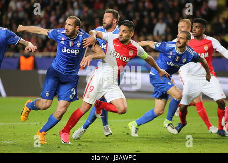 Il Principato di Monaco. 03 Maggio, 2017. Radamel Falcao (come Monaco, centro) durante la prima tappa del Champions League semi-finale tra come il Principato di Monaco e la Juventus FC a Stadio Louis II il Maggio 03, 2017 a Monaco. Risultato finale: Monaco vs Juventus 0-2. Credito: Massimiliano Ferraro/Alamy Live News Foto Stock