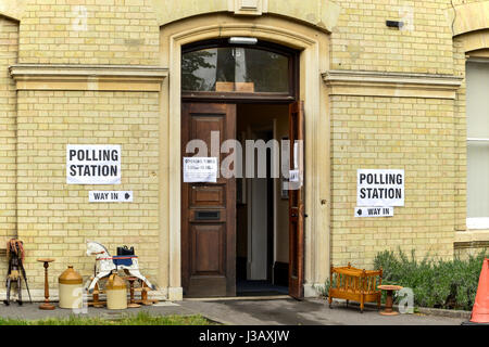 Braintree, Essex, Regno Unito. 04 Maggio, 2017. Stazione di polling a Bocking End per inglese locale elezioni governative, mostrando segnaletica. Dettaglio della porta con antichi bric-a-brac. Credito: archeo immagini/Alamy Live News. Foto Stock