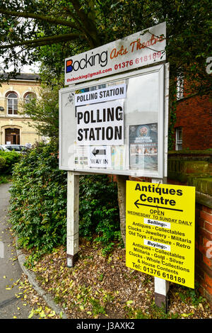 Braintree, Essex, Regno Unito. 04 Maggio, 2017. Stazione di polling a Bocking End per inglese locale elezioni governative, mostrando segnaletica. Credito: archeo immagini/Alamy Live News. Foto Stock