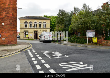 Braintree, Essex, Regno Unito. 04 Maggio, 2017. Stazione di polling a Bocking End per inglese locale elezioni governative, mostrando segnaletica. Credito: archeo immagini/Alamy Live News. Foto Stock