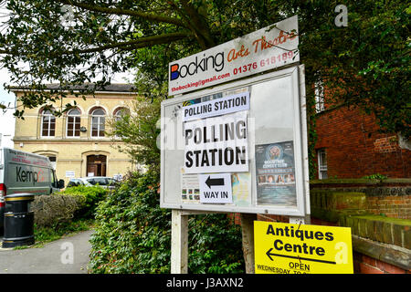 Braintree, Essex, Regno Unito. 04 Maggio, 2017. Stazione di polling a Bocking End per inglese locale elezioni governative, mostrando segnaletica. Credito: archeo immagini/Alamy Live News. Foto Stock