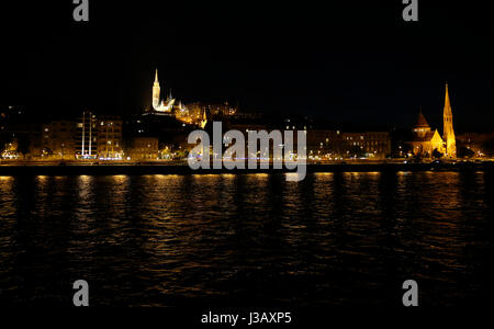 Bruxelles. 24 apr, 2017. Foto realizzata il 24 aprile 2017 mostra una veduta notturna di Budapest, capitale di Ungheria. Credito: Voi Pingfan/Xinhua/Alamy Live News Foto Stock