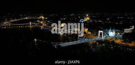 Bruxelles. 24 apr, 2017. Foto realizzata il 24 aprile 2017 mostra una veduta notturna di Budapest, capitale di Ungheria. Credito: Voi Pingfan/Xinhua/Alamy Live News Foto Stock