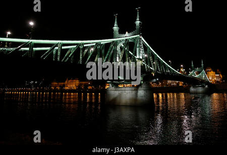 Bruxelles. 24 apr, 2017. Foto realizzata il 24 aprile 2017 mostra vista notturna del Ponte della Libertà a Budapest, capitale di Ungheria. Credito: Voi Pingfan/Xinhua/Alamy Live News Foto Stock