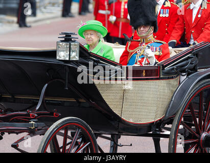 Londra, Regno Unito. 11 Giugno, 2016. File: il Principe Filippo Duca di Edimburgo, è di ritirarsi dalla royal dazi di questo autunno. Il 4 maggio, 2017. British Queen Elizabeth II (L) e il Principe Filippo del Duca di Edimburgo sono visti su un carrello a Buckingham Palace durante il Queen's novantesimo compleanno a Londra, in Gran Bretagna in questo file foto scattata il 11 giugno 2016. British Queen Elizabeth II il marito, il Principe Filippo del Duca di Edimburgo, è di ritirarsi dalla royal dazi di questo autunno, Buckingham Palace ha annunciato qui il 4 maggio 2017. Credito: Han Yan/Xinhua/Alamy Live News Foto Stock